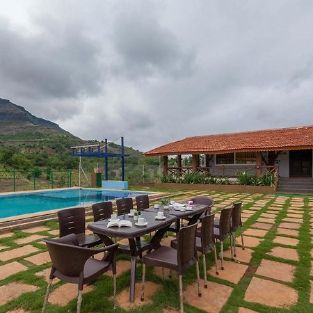 Stayvista'S Ficus Farms - Mountain-View Haven With Rustic Artsy Interiors, Outdoor Pool, Glasshouse, Home Theatre & Karaoke Delight Игатпури Екстериор снимка